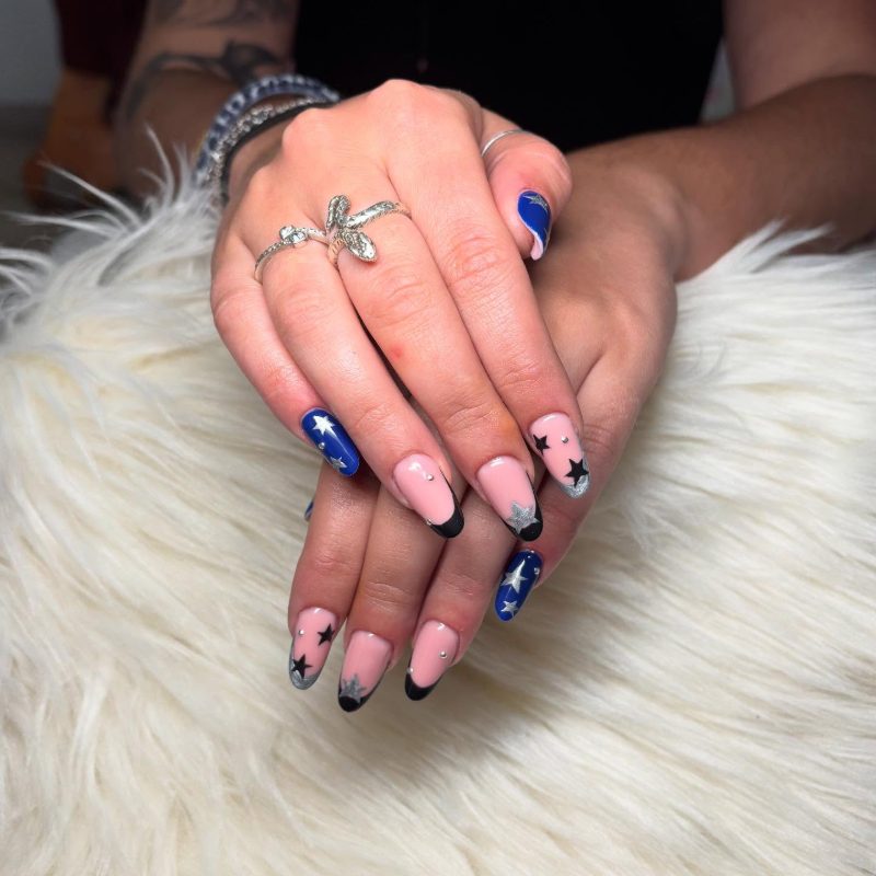 Nail art con decorazioni blu