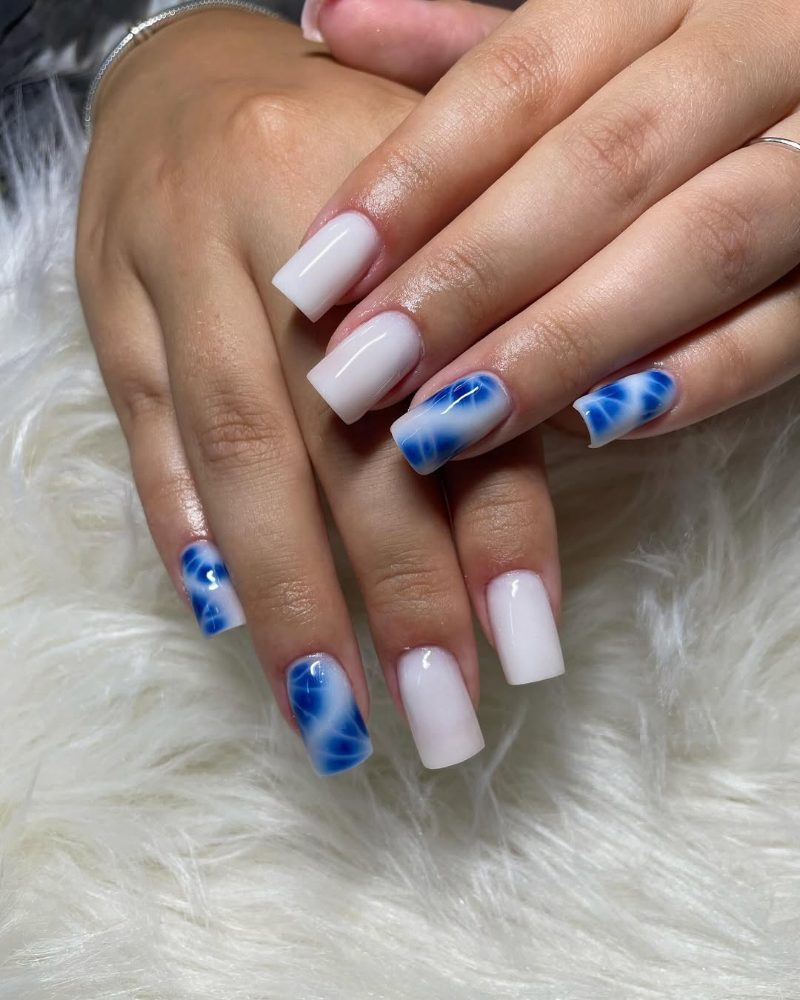 Unghie bianche con sfumature blu