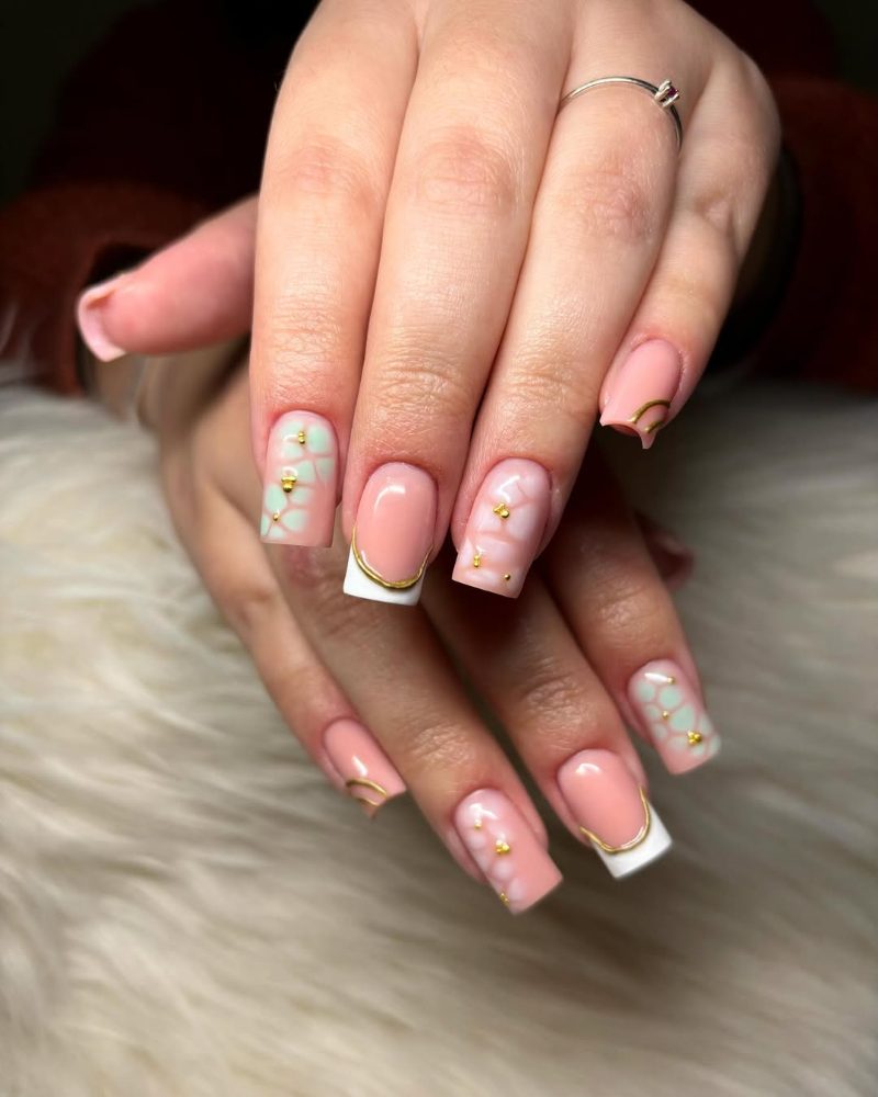 Nail art floreale su base nude