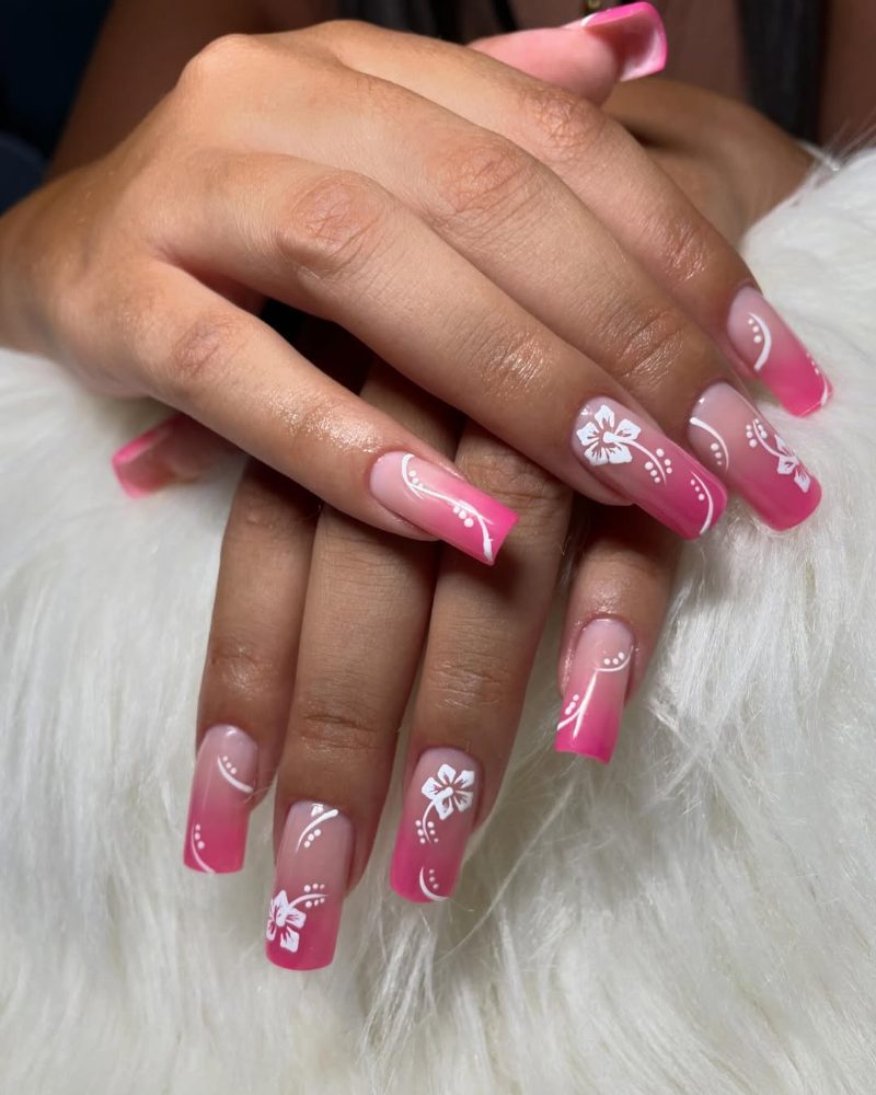 Unghie rosa con fiori bianchi